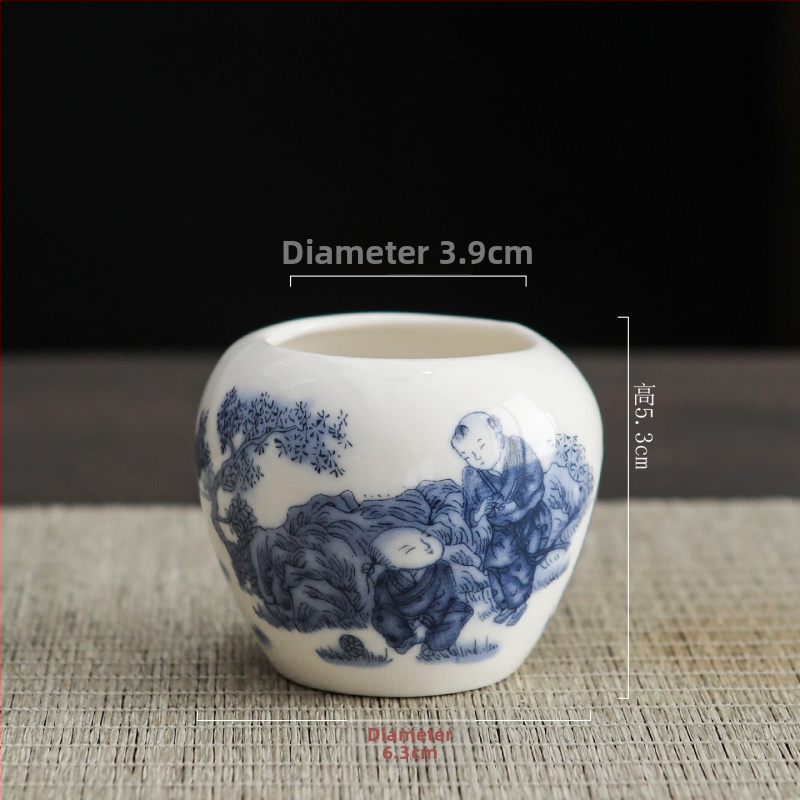 Porcelāna vāze ķīniešu stilā uz galda; Materiāls: porcelāns; Kategorija: vāze; Iepakojums: kartona iepakojums; Dāvanas gadījumi: kāzas, dzimšanas diena, izlaidums, pārvākšanās