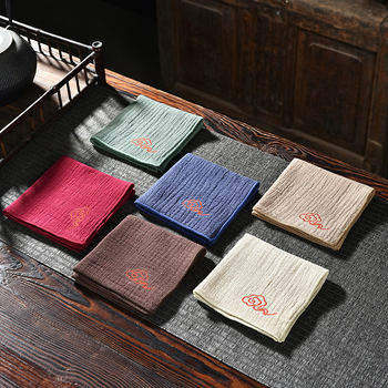 Prosop de ceai din țesătură bumbac-len cu broderie în motiv de nori, îngroșat, pentru masă de ceai casnic, absorbant, ambalat într-o pungă OPP, origine Dehua, lansat vara 2013.