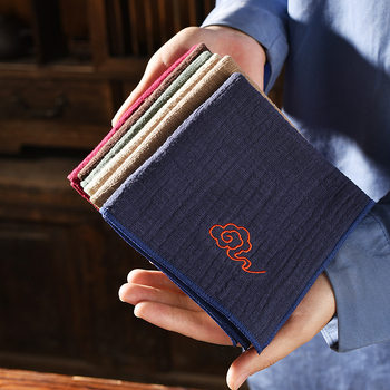 Prosop de ceai din țesătură bumbac-len cu broderie în motiv de nori, îngroșat, pentru masă de ceai casnic, absorbant, ambalat într-o pungă OPP, origine Dehua, lansat vara 2013.