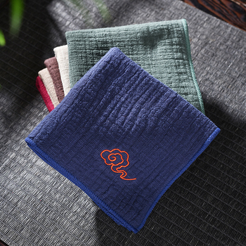 Prosop de ceai din țesătură bumbac-len cu broderie în motiv de nori, îngroșat, pentru masă de ceai casnic, absorbant, ambalat într-o pungă OPP, origine Dehua, lansat vara 2013.