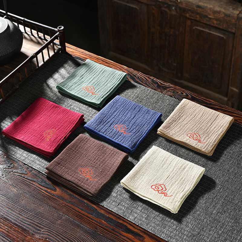 Prosop de ceai din țesătură bumbac-len cu broderie în motiv de nori, îngroșat, pentru masă de ceai casnic, absorbant, ambalat într-o pungă OPP, origine Dehua, lansat vara 2013.