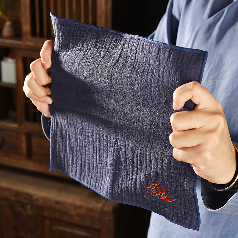 Prosop de ceai din țesătură bumbac-len cu broderie în motiv de nori, îngroșat, pentru masă de ceai casnic, absorbant, ambalat într-o pungă OPP, origine Dehua, lansat vara 2013.