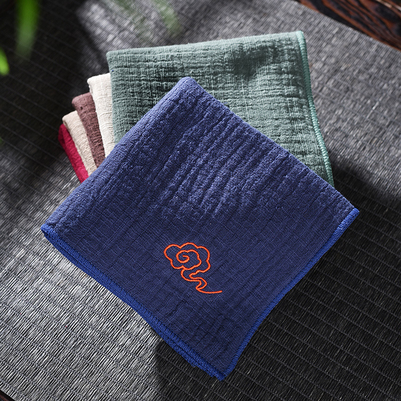 Prosop de ceai din țesătură bumbac-len cu broderie în motiv de nori, îngroșat, pentru masă de ceai casnic, absorbant, ambalat într-o pungă OPP, origine Dehua, lansat vara 2013.