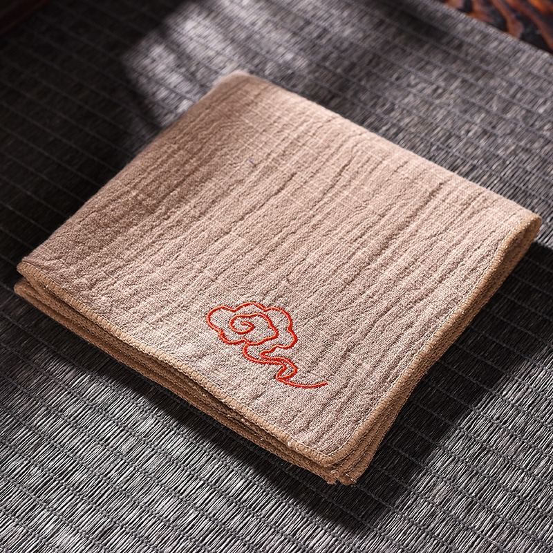 Prosop de ceai din țesătură bumbac-len cu broderie în motiv de nori, îngroșat, pentru masă de ceai casnic, absorbant, ambalat într-o pungă OPP, origine Dehua, lansat vara 2013.