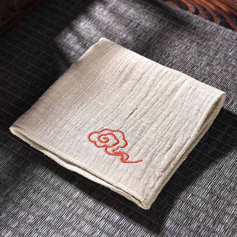 Prosop de ceai din țesătură bumbac-len cu broderie în motiv de nori, îngroșat, pentru masă de ceai casnic, absorbant, ambalat într-o pungă OPP, origine Dehua, lansat vara 2013.