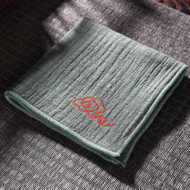 Prosop de ceai din țesătură bumbac-len cu broderie în motiv de nori, îngroșat, pentru masă de ceai casnic, absorbant, ambalat într-o pungă OPP, origine Dehua, lansat vara 2013.