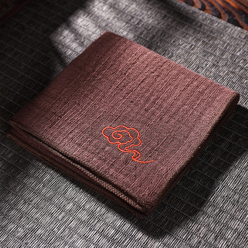 Prosop de ceai din țesătură bumbac-len cu broderie în motiv de nori, îngroșat, pentru masă de ceai casnic, absorbant, ambalat într-o pungă OPP, origine Dehua, lansat vara 2013.