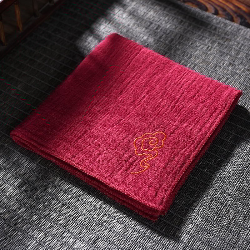 Prosop de ceai din țesătură bumbac-len cu broderie în motiv de nori, îngroșat, pentru masă de ceai casnic, absorbant, ambalat într-o pungă OPP, origine Dehua, lansat vara 2013.