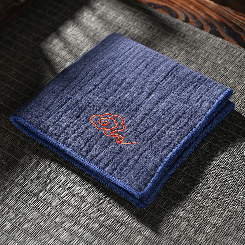 Prosop de ceai din țesătură bumbac-len cu broderie în motiv de nori, îngroșat, pentru masă de ceai casnic, absorbant, ambalat într-o pungă OPP, origine Dehua, lansat vara 2013.