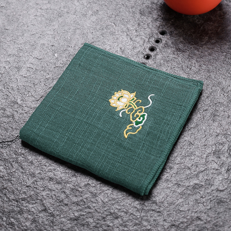 Prosop de ceai din țesătură bumbac-len cu broderie în motiv de nori, îngroșat, pentru masă de ceai casnic, absorbant, ambalat într-o pungă OPP, origine Dehua, lansat vara 2013.