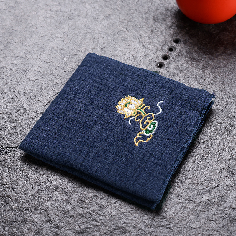 Prosop de ceai din țesătură bumbac-len cu broderie în motiv de nori, îngroșat, pentru masă de ceai casnic, absorbant, ambalat într-o pungă OPP, origine Dehua, lansat vara 2013.