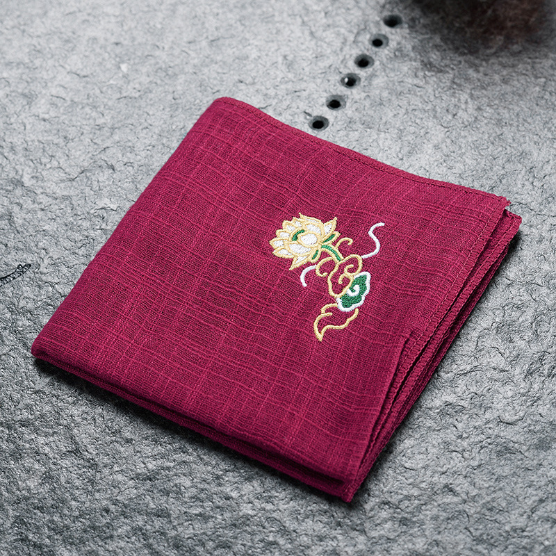 Prosop de ceai din țesătură bumbac-len cu broderie în motiv de nori, îngroșat, pentru masă de ceai casnic, absorbant, ambalat într-o pungă OPP, origine Dehua, lansat vara 2013.