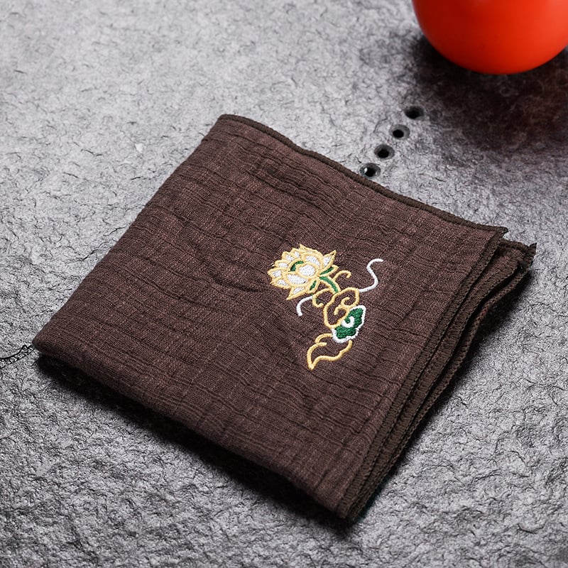 Prosop de ceai din țesătură bumbac-len cu broderie în motiv de nori, îngroșat, pentru masă de ceai casnic, absorbant, ambalat într-o pungă OPP, origine Dehua, lansat vara 2013.