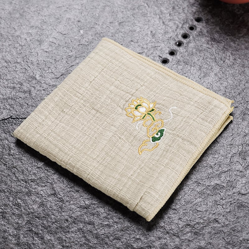 Prosop de ceai din țesătură bumbac-len cu broderie în motiv de nori, îngroșat, pentru masă de ceai casnic, absorbant, ambalat într-o pungă OPP, origine Dehua, lansat vara 2013.