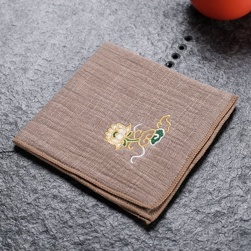 Prosop de ceai din țesătură bumbac-len cu broderie în motiv de nori, îngroșat, pentru masă de ceai casnic, absorbant, ambalat într-o pungă OPP, origine Dehua, lansat vara 2013.