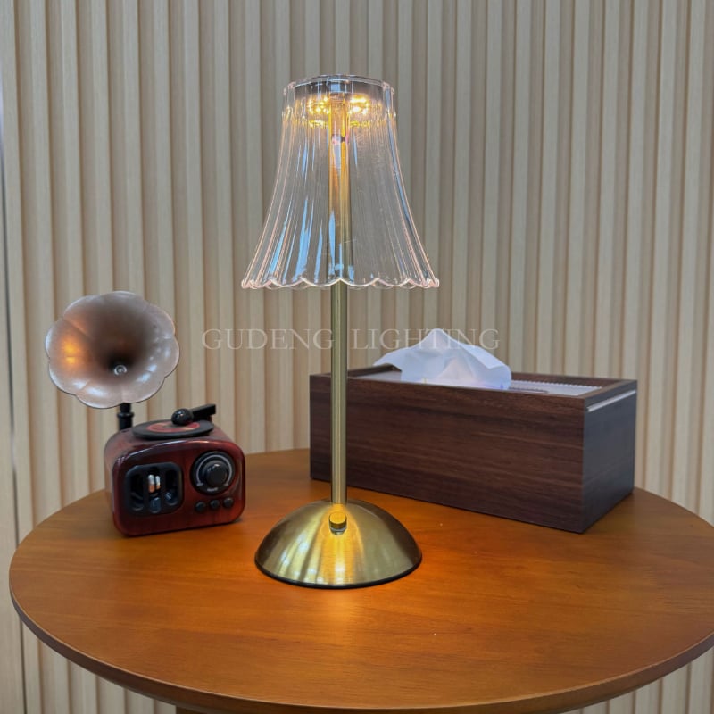 Krištolinė stalų lempa su prisilietimo USB įkrovimu, metalo pagrindas, atmosferinis apšvietimas