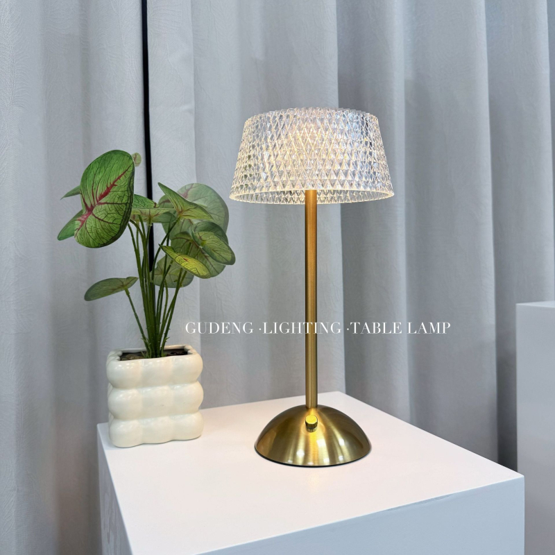 Krištolinė stalų lempa su prisilietimo USB įkrovimu, metalo pagrindas, atmosferinis apšvietimas