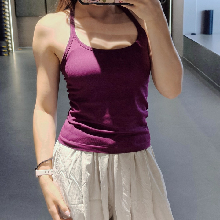Ženski yoga top s 3/4 šalicama, srednje oblikovane čašice, čvrste dvostruke naramenice, glavni materijal: najlon smjesa 95%, podstava od spandeksa 5%, brzo suši