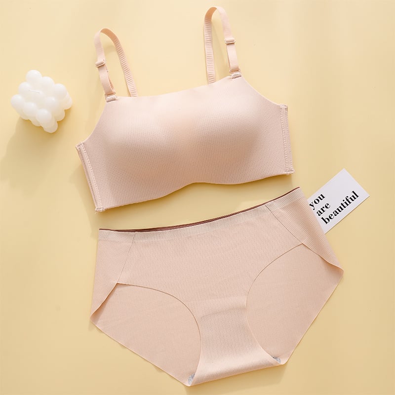 Χωρίς ραφές γυναικείο σουτιέν για μικρό στήθος, κάλυψη 3/4, αποσπώμενες διπλές στράπες, πίσω κλείσιμο με τρεις σειρές αγκράφες, νάιλον ύφασμα