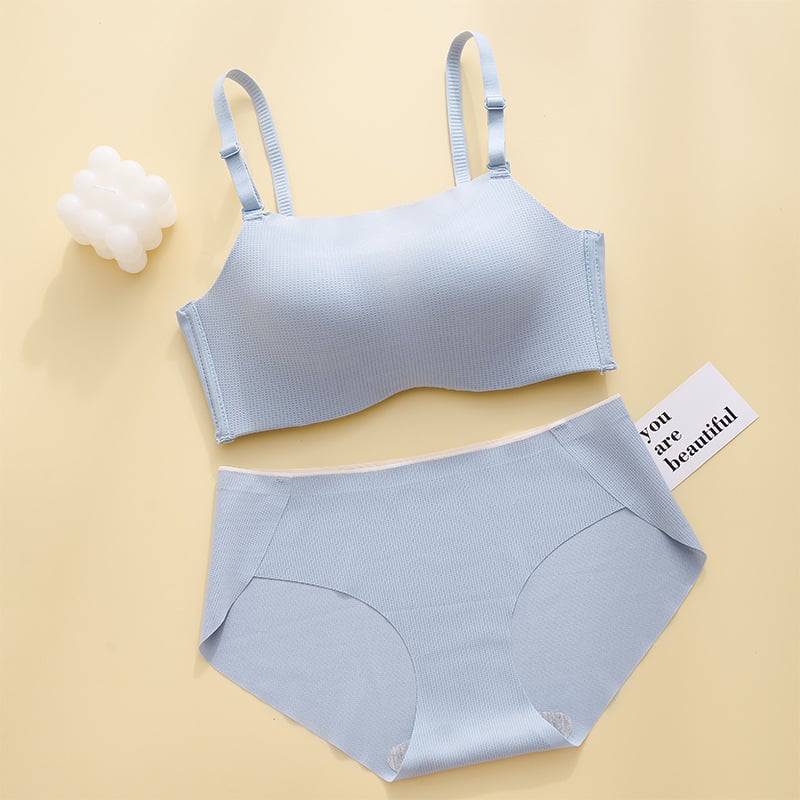 Χωρίς ραφές γυναικείο σουτιέν για μικρό στήθος, κάλυψη 3/4, αποσπώμενες διπλές στράπες, πίσω κλείσιμο με τρεις σειρές αγκράφες, νάιλον ύφασμα