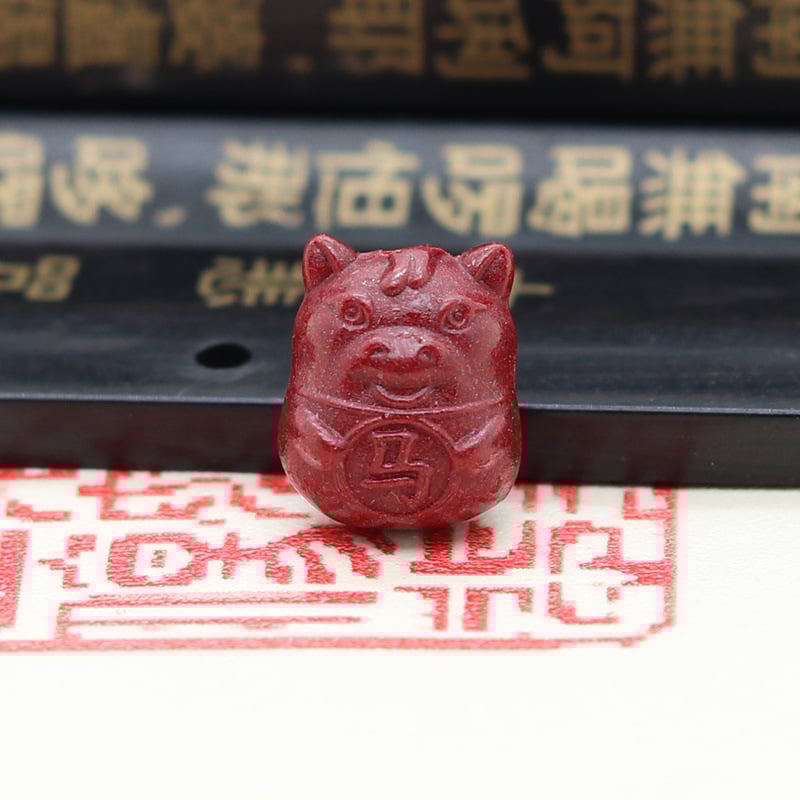 Zodijaki mini privjesak od prirodnog cinnabara, graviranje i poliranje, čistoća 95%, mogućnost prilagođavanja