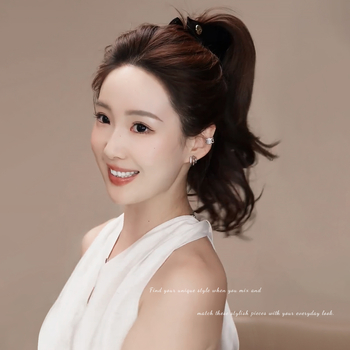 Satīna trīsstūrveida matu spraudnis sievietēm, rokdarbs, pavasaris 2025