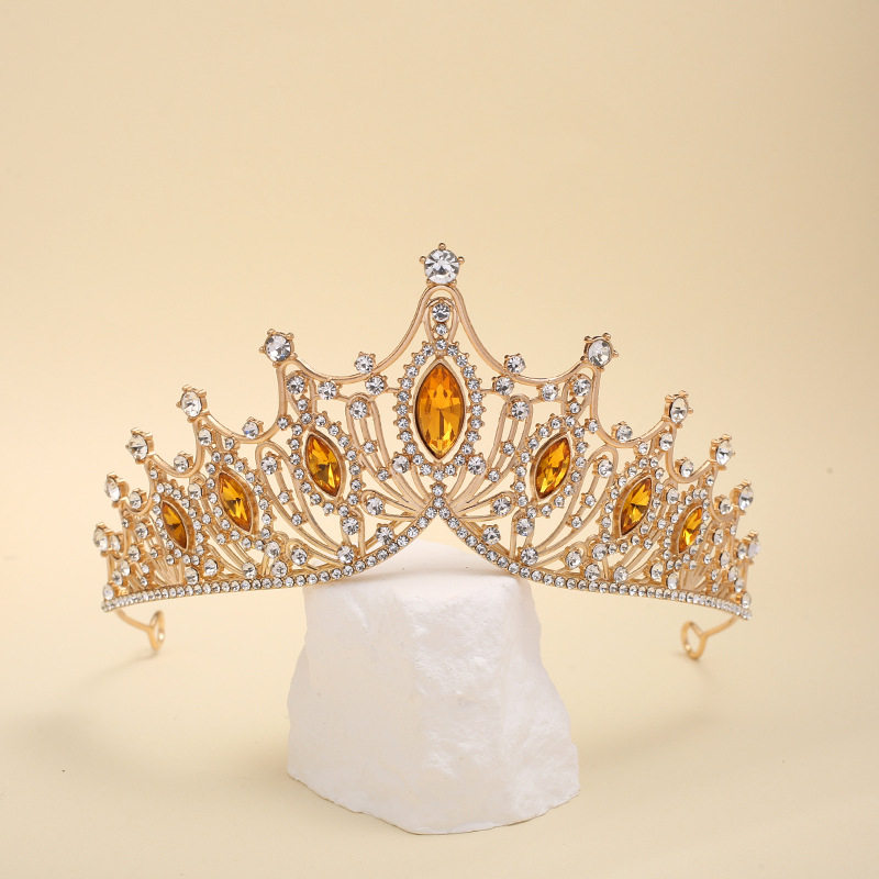 Vjenčana tiara (Materijal: Legura; Oblik: ženska kruna; Tehnika obrade: dijamant; Vrsta kristala: kristal; Izlazak: proljeće 2025)