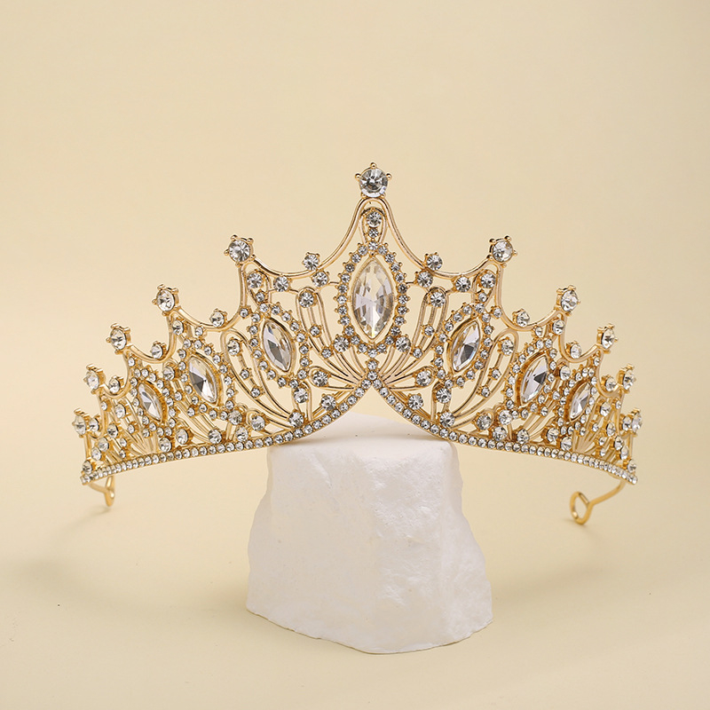 Vjenčana tiara (Materijal: Legura; Oblik: ženska kruna; Tehnika obrade: dijamant; Vrsta kristala: kristal; Izlazak: proljeće 2025)