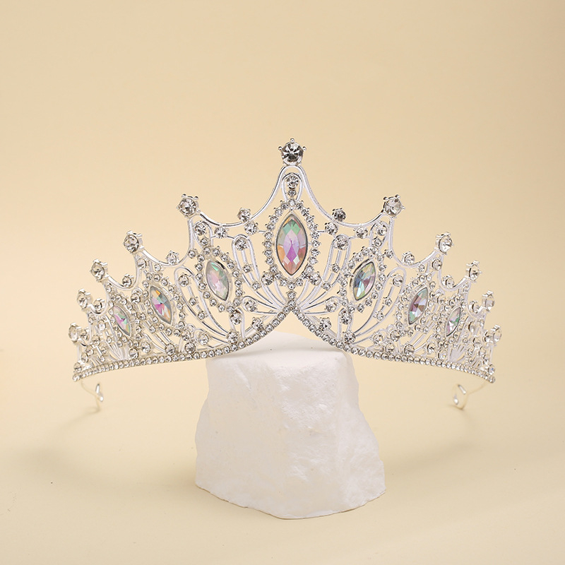 Vjenčana tiara (Materijal: Legura; Oblik: ženska kruna; Tehnika obrade: dijamant; Vrsta kristala: kristal; Izlazak: proljeće 2025)