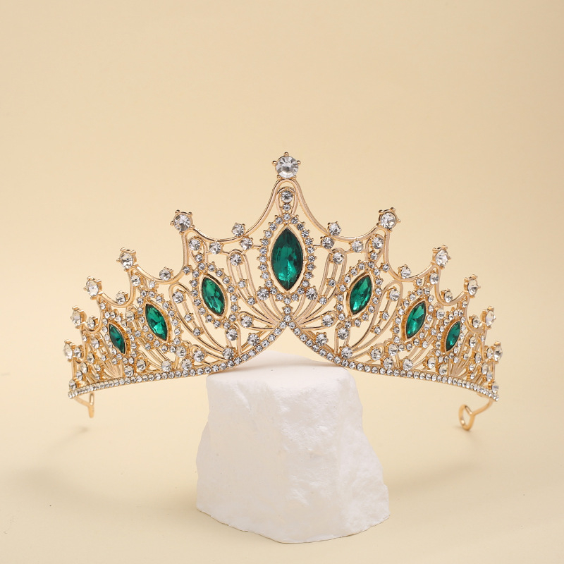 Vjenčana tiara (Materijal: Legura; Oblik: ženska kruna; Tehnika obrade: dijamant; Vrsta kristala: kristal; Izlazak: proljeće 2025)
