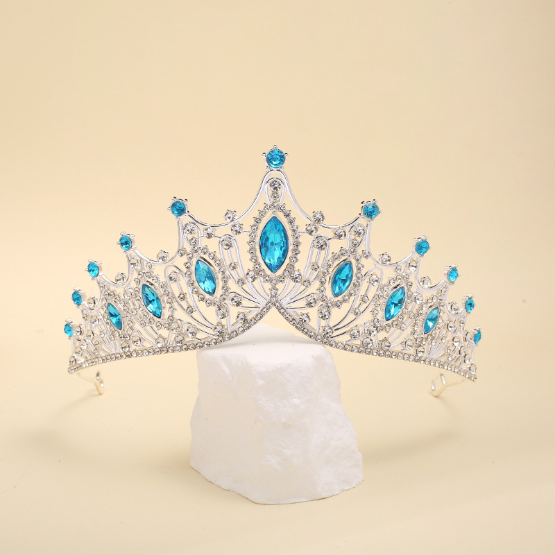 Vjenčana tiara (Materijal: Legura; Oblik: ženska kruna; Tehnika obrade: dijamant; Vrsta kristala: kristal; Izlazak: proljeće 2025)