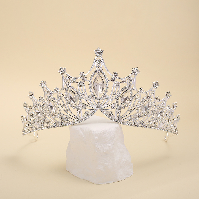 Vjenčana tiara (Materijal: Legura; Oblik: ženska kruna; Tehnika obrade: dijamant; Vrsta kristala: kristal; Izlazak: proljeće 2025)