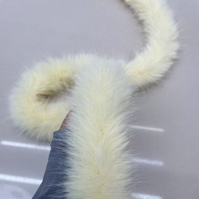 Puhasti pojas za struk s perlicama, uskog profila (<2 cm), kopčanje vezivanjem, plastična kopča, ručno izrađene perlice (Materijal: Drugo; Zatvaranje: Vezivanje; Širina: Uska; Spona: Plastika; Tehnika: Ručno izrađene perlice)
