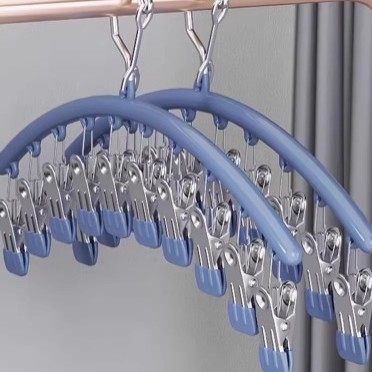 Cinka sakausējuma zeķu kniedes ar izliekto žāvēšanas statīvu, daudzklipu, neizstiepjams, mūsdienīgs minimālisma stils