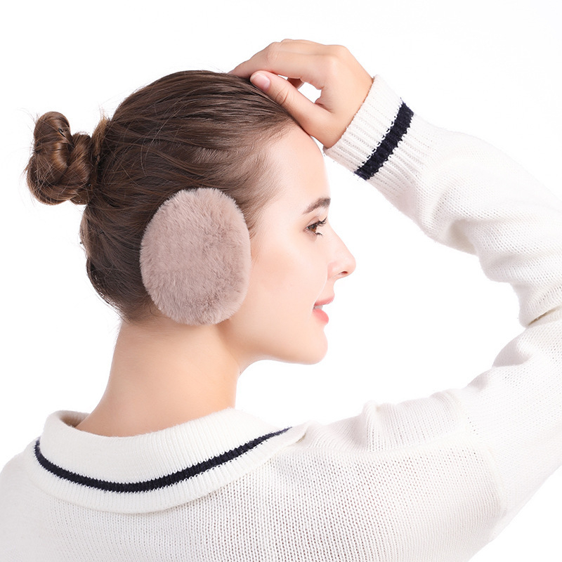 Vienā auss siltināti ausu aizsargi no trušu kažokādas, pūkaini, silti un pretvēja