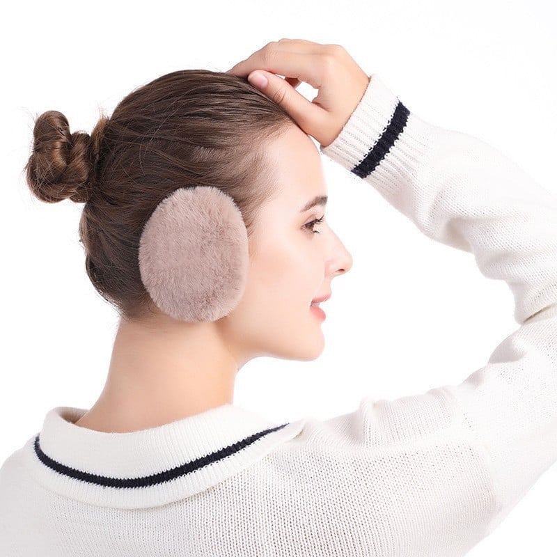 Vienā auss siltināti ausu aizsargi no trušu kažokādas, pūkaini, silti un pretvēja