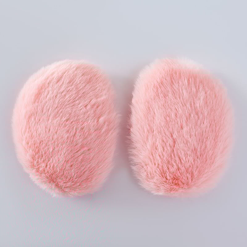 Vienā auss siltināti ausu aizsargi no trušu kažokādas, pūkaini, silti un pretvēja