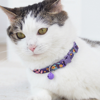 Colier pentru pisici cu clopoțel și papion, design gât-scarf, cataramă de siguranță anti-sufocare, poliester