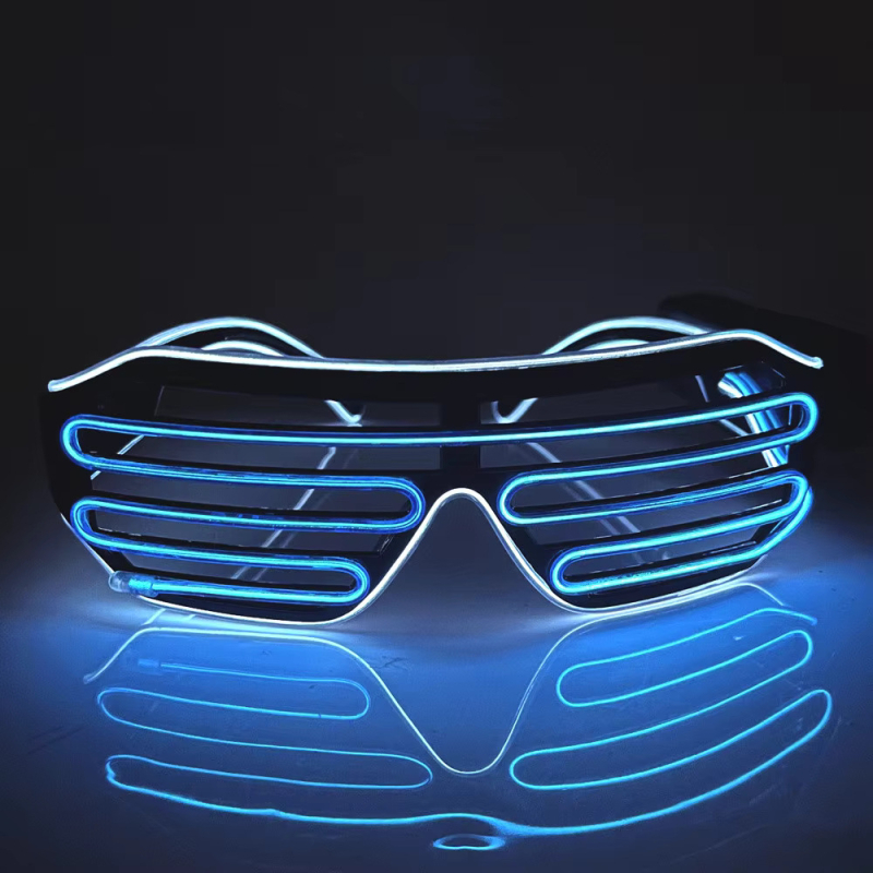 Bevieliai šviesūs akiniai – rekvizitas vakarėliams; Medžiaga: plastikas; Maitinimas: 2x1.5V AAA arba 2x7 baterijos (be baterijų); Logotipo spauda: įmanoma; Gamyba: pusiau rankinis ir pusiau mechaninis