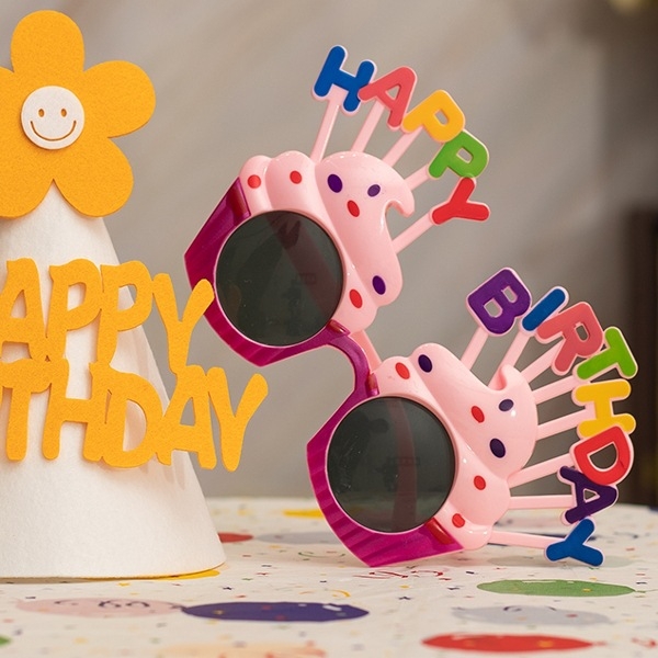 Αξεσουάρ φωτογραφίας για παιδικά γενέθλια: κορώνα, καπέλο τούρτας, κεφαλόδεσμος και γυαλιά (Υλικό: μεταξωτά λουλούδια; Μάρκα: Sound booth; Κατηγορία προϊόντος: αξεσουάρ μακιγιάζ/κοστουμιών; Δώρο: κατάλληλο για επιχειρηματικά δώρα)