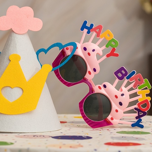 Αξεσουάρ φωτογραφίας για παιδικά γενέθλια: κορώνα, καπέλο τούρτας, κεφαλόδεσμος και γυαλιά (Υλικό: μεταξωτά λουλούδια; Μάρκα: Sound booth; Κατηγορία προϊόντος: αξεσουάρ μακιγιάζ/κοστουμιών; Δώρο: κατάλληλο για επιχειρηματικά δώρα)