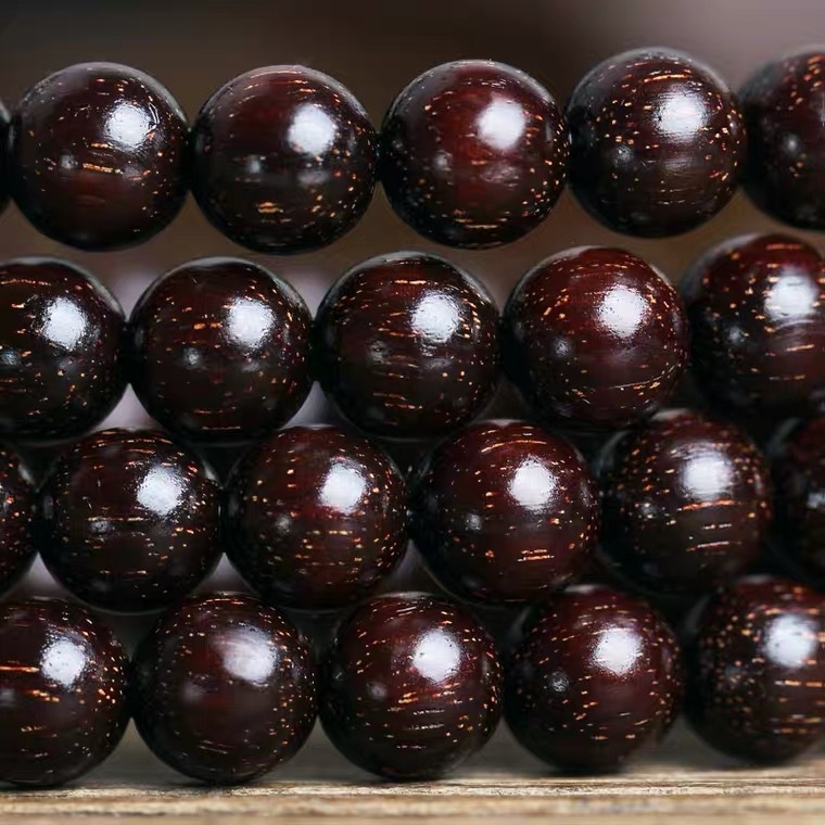 Uniszex 108 gyöngyös karkötő kislevelű zitanfából, rózsarijás karkötő, 2023 tavasz megjelenés