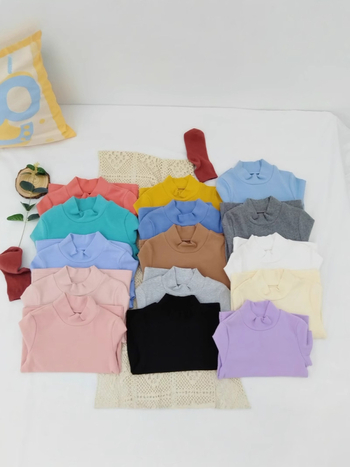 Детски топ с дълги ръкави и стойка яка, минималистичен стил, 95% памук, brushed обработка за мекота, солиден модел, подходящ за зимно-есенна и пролетна носене, за деца над 8 години