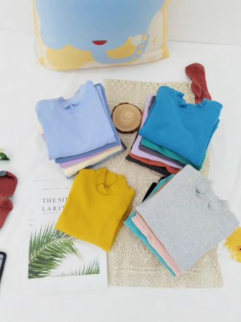 Детски топ с дълги ръкави и стойка яка, минималистичен стил, 95% памук, brushed обработка за мекота, солиден модел, подходящ за зимно-есенна и пролетна носене, за деца над 8 години