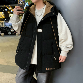 Fiatalos stílusú kapucnis mellény, laza szabás, cipzár, geometriai mintázat, tavasz–ősz