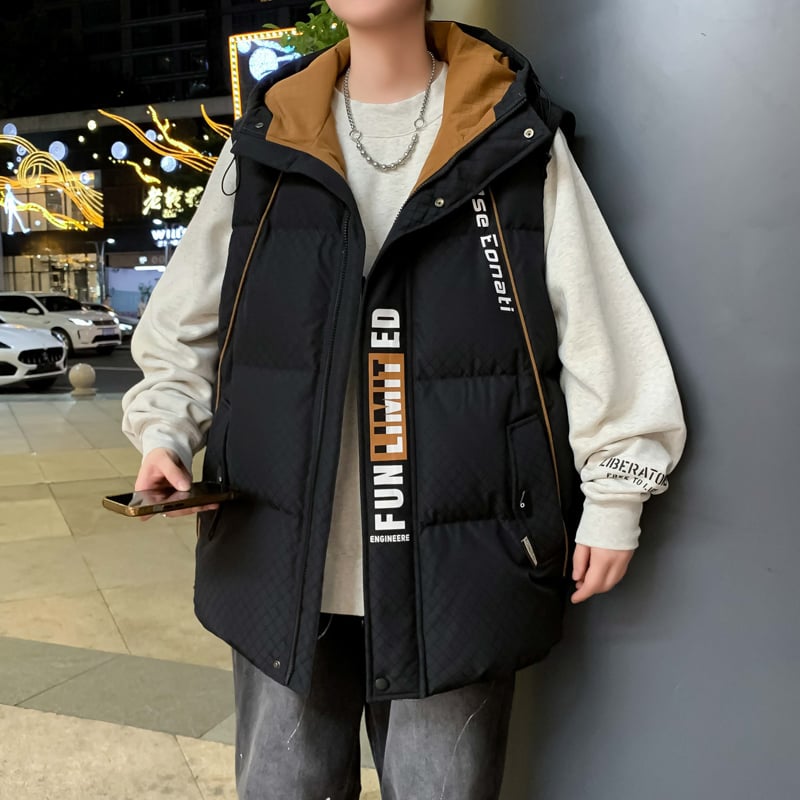 Fiatalos stílusú kapucnis mellény, laza szabás, cipzár, geometriai mintázat, tavasz–ősz