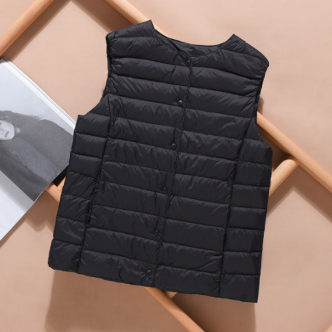 Pūkinė liemenė, lengvas Chenille audinys, baltų ančių pūkų užpildas, siaura silueta, apvali kaklo iškirptė