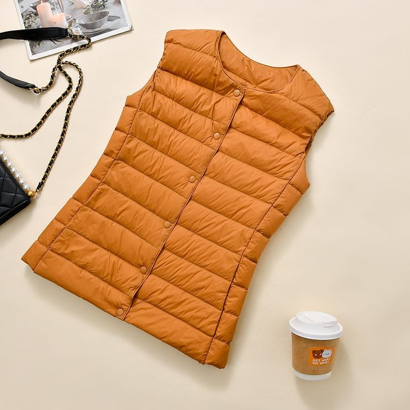 Pūkinė liemenė, lengvas Chenille audinys, baltų ančių pūkų užpildas, siaura silueta, apvali kaklo iškirptė