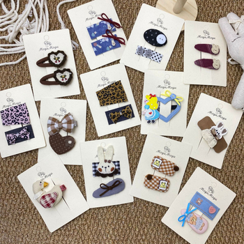 Auduma izšūta matu spraude: mīļš trušis motīvs karainā rakstā, sirds formas klips bērniem — roku darbs, Korejas stils