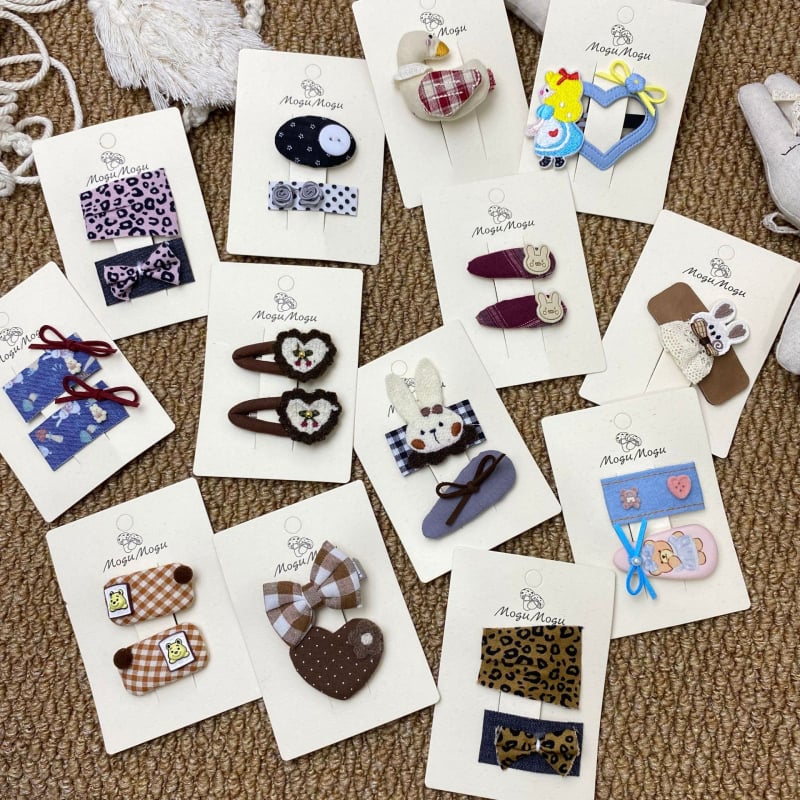 Auduma izšūta matu spraude: mīļš trušis motīvs karainā rakstā, sirds formas klips bērniem — roku darbs, Korejas stils